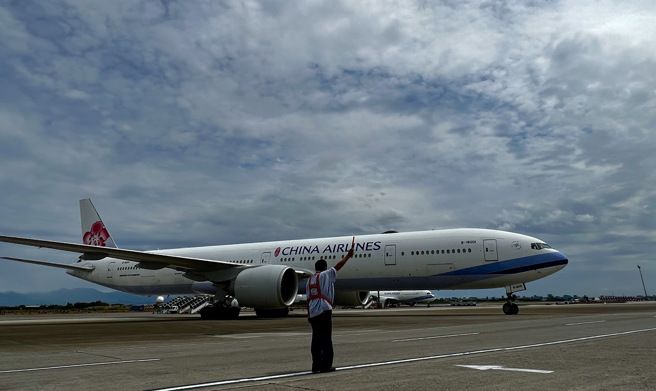 载运莫德纳疫苗的华航班机今日下午抵达桃园机场。（图／范扬光摄影）