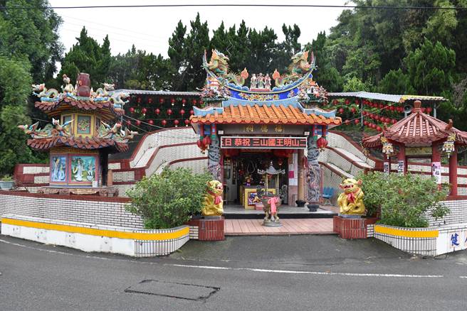 卓兰镇内湾社区活动中心悬隔23年后终获重建，将落脚中央伯公庙旁空地。（谢明俊摄）