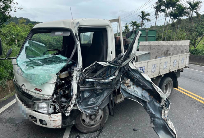 台9線小貨車疑失控撞上大車，1人受傷送醫。（民眾提供／蔡旻妤台東傳真）