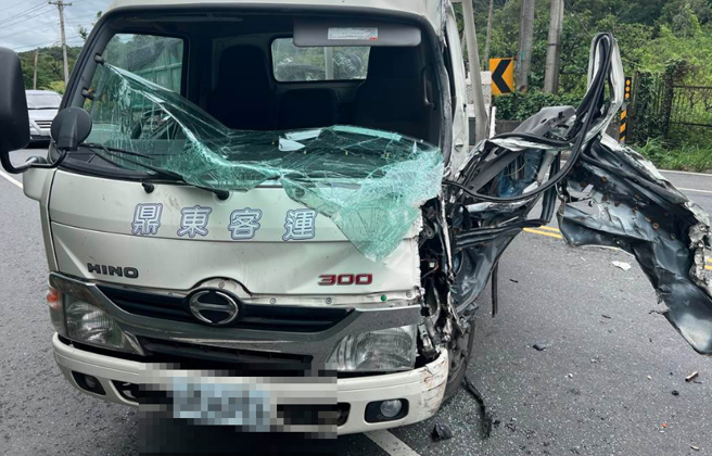 台9線小貨車疑失控撞上大車，1人受傷送醫。（民眾提供／蔡旻妤台東傳真）