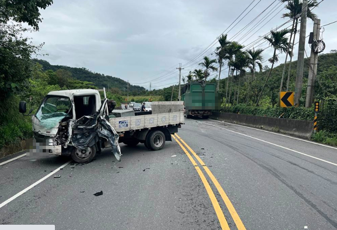 台9線小貨車疑失控撞上大車，1人受傷送醫。（民眾提供／蔡旻妤台東傳真）