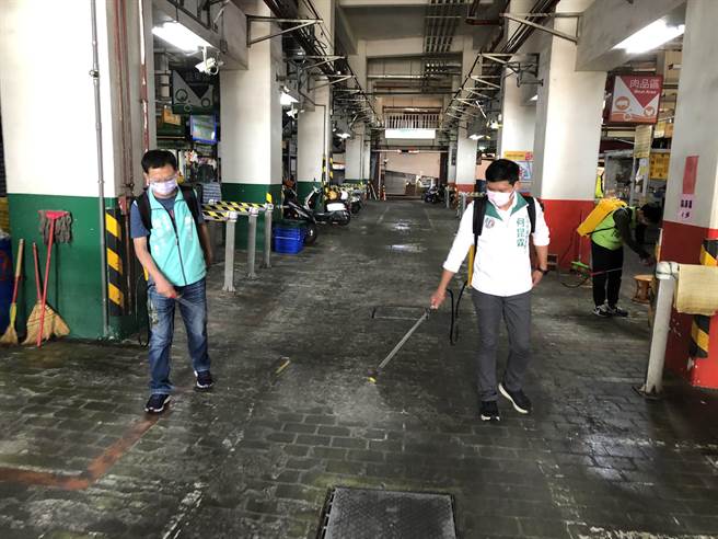 建國市場目前為台中市最大公有零售市場，內有700多個攤位，攤商和消費者加起來每天約5000人進出，加強清消，防堵疫情。（讀者提供／張妍溱台中傳真）