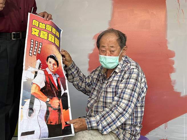 国宝电影看版画师顏振发将绘制文夏的大型纪念看板。（洪荣志摄）