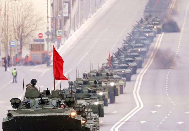 俄罗斯装甲车在莫斯科街头为5月9日「胜利日」（Victory Day）阅兵仪式进行彩排。（图／路透社）