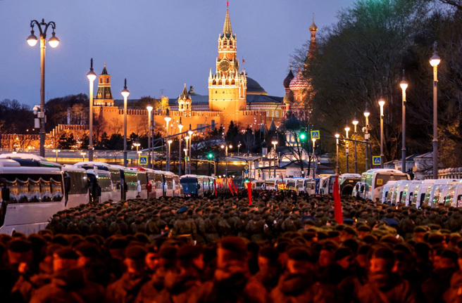 俄罗斯部队在莫斯科街头为5月9日「胜利日」（Victory Day）阅兵仪式进行彩排。（图／路透社）