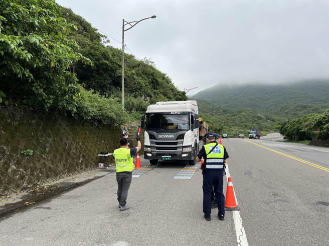 新北市警方加强台2线大型车违规取缔。（警方提供）