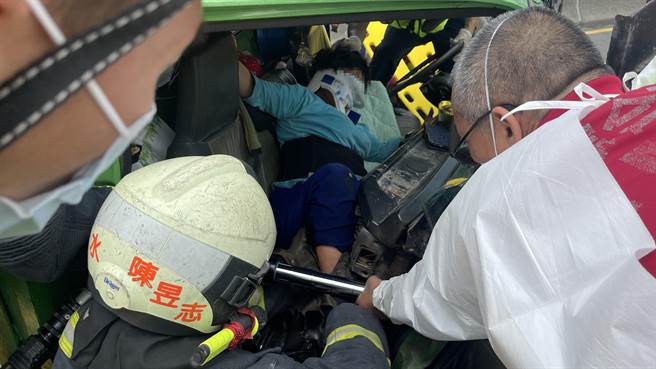 西滨快速道路台中清水段，今天发生6辆车追撞的意外，台中市消防队员全力抢救。（台中市消防局提供）