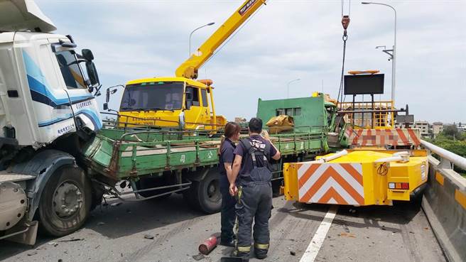 西滨快速道路台61线台中清水段，今天发生一起6车连环撞车祸。（台中市消防局提供）