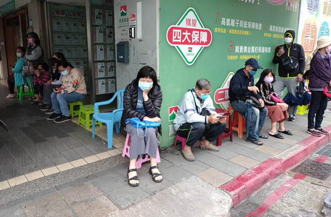 家用快筛试剂自4月28日开放民眾实名制购买，图为假日一早就有民眾自备椅子前往排队等待。（资料照/刘宗龙摄）