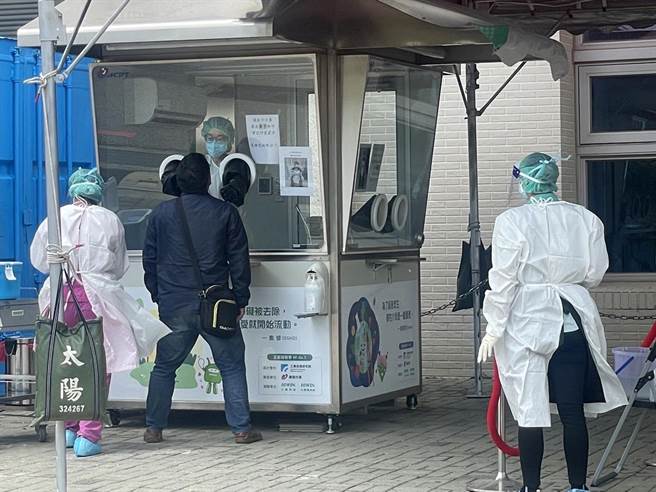 金门医院的採检和医疗工作激增，担负遏阻疫情扩散的重要任务。（县府提供）