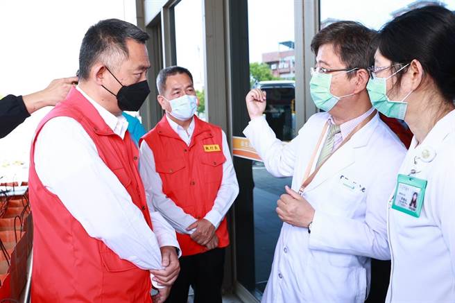 杨镇浯县长今早走访金门医院，与院长侯重光交换防疫意见。（县府提供）