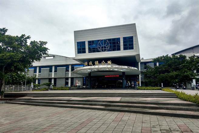 头城镇公所拟发给每名镇民2000元，以刺激经济。（本报资料照片）