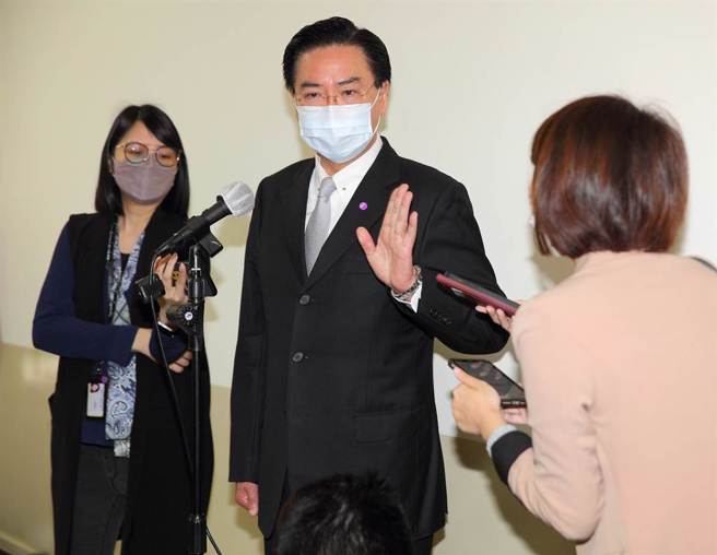 外传美国可望在5月公布印太经济架构（IPEF），外交部长吴钊燮（如图）4日在立院备询时表示，IPEF是开放的，台湾能参与哪个层面或是用什么样的方式参与，都还在争取中，他认为「台湾理论上会在里面」。（张铠乙摄）
