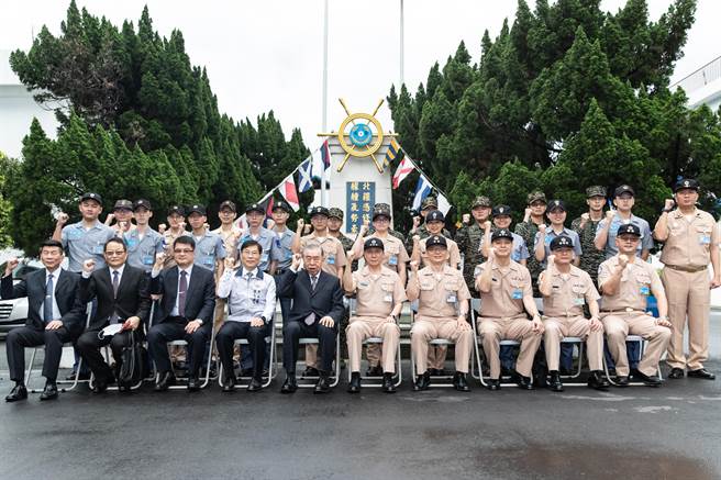 李栋梁理事长慰问基支部官兵，合影留念。（军闻社提供）