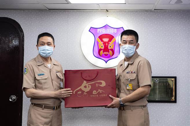 海军司令刘志斌上将代表部长致赠礼盒，慰问海军131舰队。（军闻社提供）