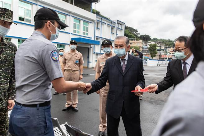 李栋梁理事长慰问海军官兵。（军闻社提供）