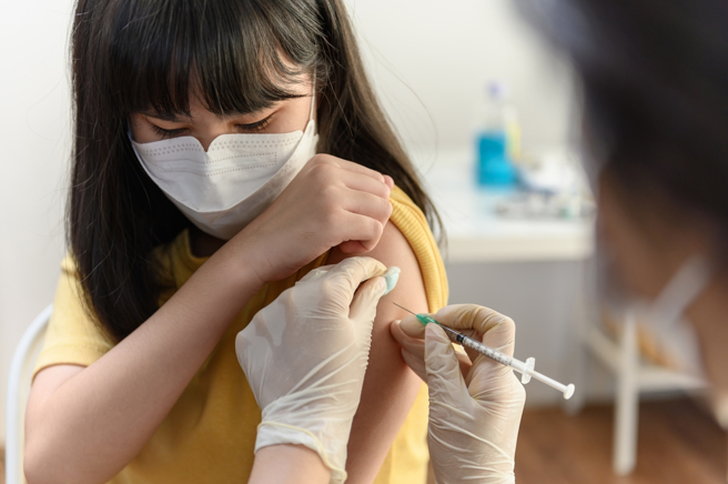 家長準備好！兒童打疫苗前後這樣吃 助抗體正常發揮功效。(示意圖/Shutterstock)