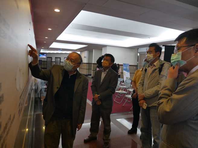 《走读士林：探寻福德洋圳失落的记忆》其作者黄显宗教授为来宾们解说。(图/东吴大学提供)