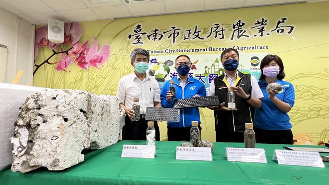 光寶科技和宏恩塑膠公司基於企業社會責任，無償協助南市府將保麗龍浮具去化，轉變成CP值高的3C用品。（張毓翎攝）