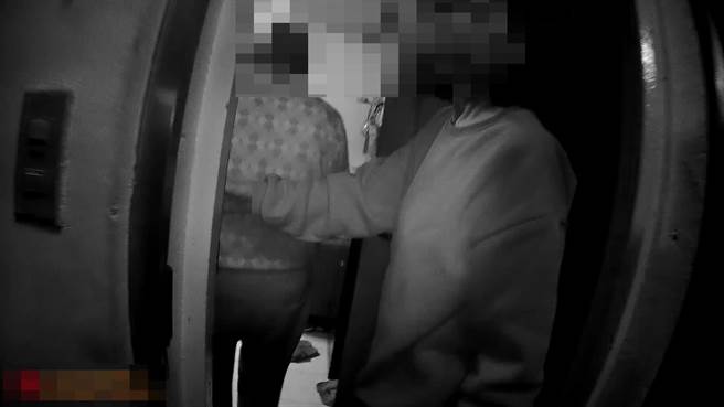 員警護送林姓老翁安全返家，交由其妻照顧。(翻攝照片／林郁平台北傳真）