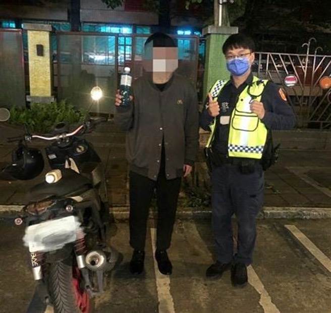 员警主动关心黄男状况，并载他到附近加油站，让他能顺利回家。(翻摄照片／林郁平台北传真）