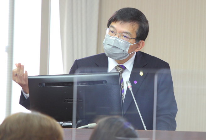 台湾铁路工会继劳动节发起不加班活动后，预计端午节、中秋节、国庆日、县市长选举投票日都要发起不加班活动，恐导致离乡游子无法返乡投票。对此，交通部长王国材（如图）4日至立院备询前批评，工会不该挟持民眾交通不便利表达诉求。（张铠乙摄）