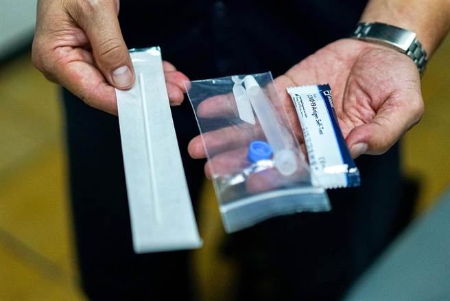 宜兰县政府考量购买快筛试剂会对经济弱势家庭造成经济负担，将补助低收入户、中低收入户每户家庭500元购买试剂。（李忠一摄）