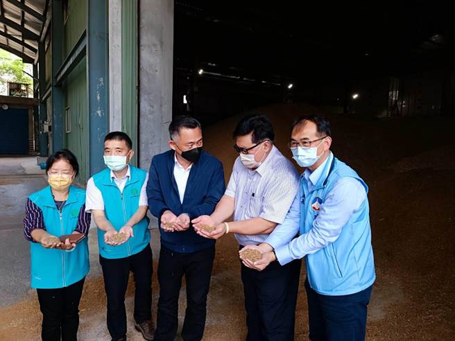 杨镇浯县长至县农会谷物乾燥中心访视收成状况。（县府提供）