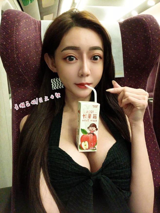 長瀨昆妮示範防疫期間飲料不沾手喝法。(翻攝自長瀨昆妮/日文女神臉書)

