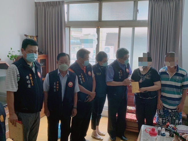 新住民金兰(右二)接受嘉邑行善团扶助救助金，并感谢行善团徐文志理事长(右三)及嘉义市服务站黄艷薰主任(中)。(移民署嘉义市服务站提供)