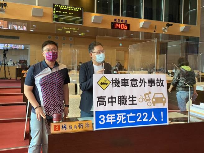 台中市议会今天进行教育文化业务质询，议员林祈烽(右起)、施志昌呼吁市府应加强高中职学生的交通安全与性知识宣导。(林欣仪摄)