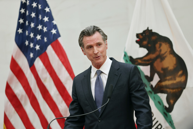 加州州长纽松（Gavin Newsom）。(图／美联社)