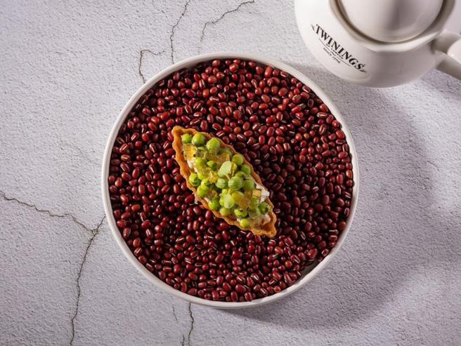 （大直英迪格T.R Bar&amp;Kitchen携手唐寧茶推法式茶馔套餐，图为「布拉塔丝绸起司饼」。图／大直英迪格酒店提供）