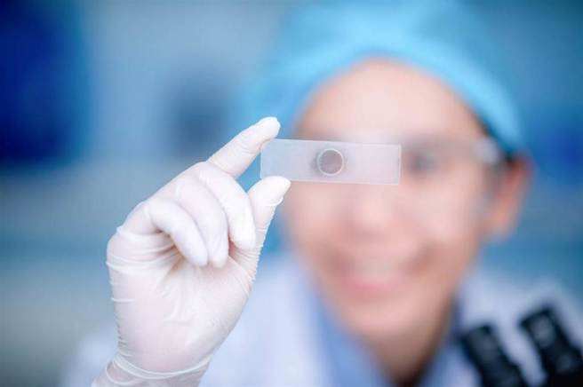 有如头装导航、尾放炸弹 CAR-T细胞治疗 击杀癌细胞。(示意图/Shutterstock)