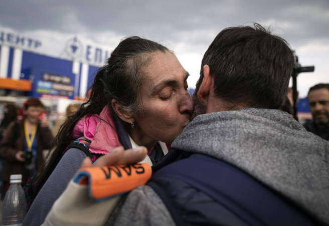 对于这些躲在乌克兰南部城市马立波一座钢铁厂内的人来说，苦难终于在撤离后结束。(图／美联社)