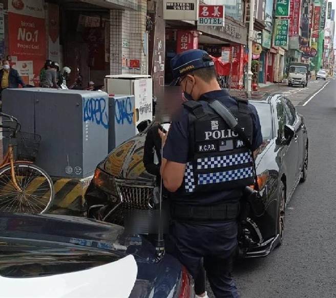 高雄警在新制上路后取缔已达上千件。（翻摄照片／高雄洪靖宜传真）
