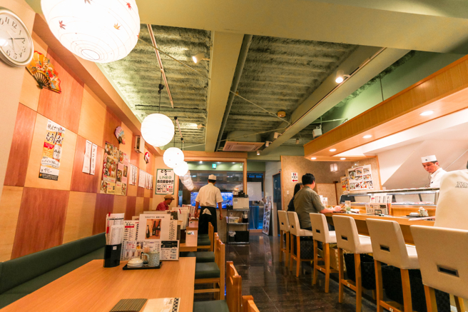 網友在壽司店發現隔壁桌一家4口的媽媽用手指戳迴轉盤上的壽司，她當下回頭質問對方，對方竟解釋「以為是模型戳看看」，語氣毫無愧疚且一直狡辯。（示意圖，達志影像/shutterstock）