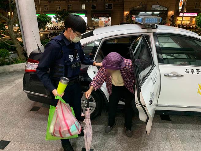7旬老妇访友迷途平镇警热心驰援。（警方提供／吕筱蝉桃园传真）