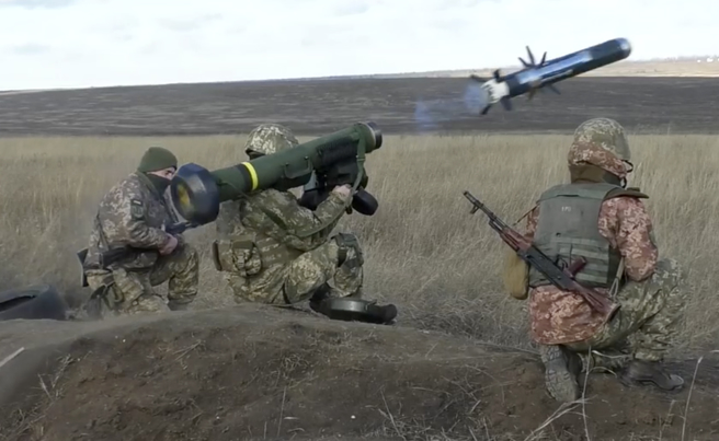 乌克兰部队接受训练，发射「标枪」（Javelin）肩射式反装甲系统的资料照。（乌克兰国防部）