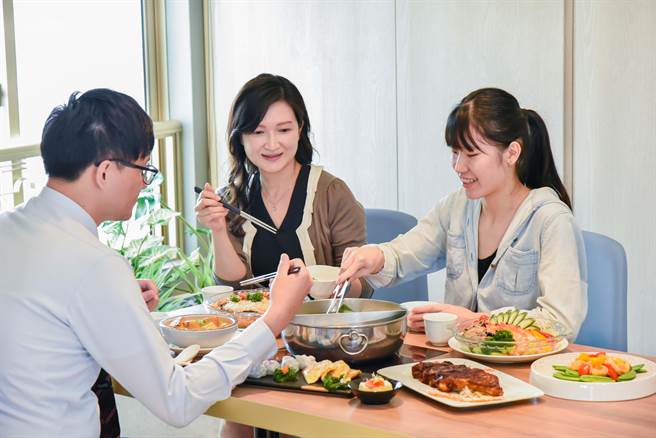 母亲节将至，高雄福华抢推多样化外带料理。（柯宗纬翻摄）