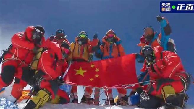 中國科學院院士姚檀棟：珠峰科考守護好世界上最後一方淨土。圖為中國科考隊員在珠峰成功架設世界海拔最高的自動氣象站。 （央視新聞）