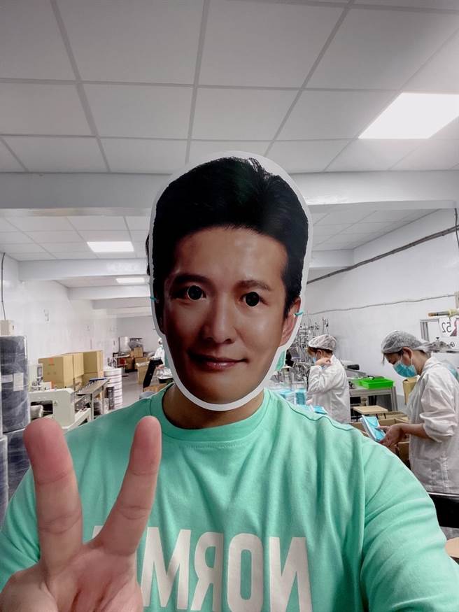 民眾黨新北市議員大新店區參選人張凱鈞原召集支持者戴上「張凱鈞」頭像面具在新店15個路口、捷運站快閃露臉，因團隊有成員快篩陽性活動急喊卡。（民眾黨新北市黨部提供）