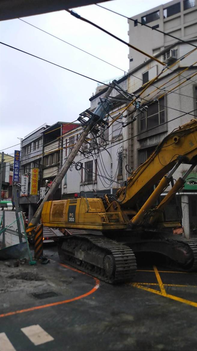 宜蘭縣羅東鎮和平路上某工地，發生怪手撞斷電線桿意外。（民眾提供／吳佩蓉宜蘭傳真）