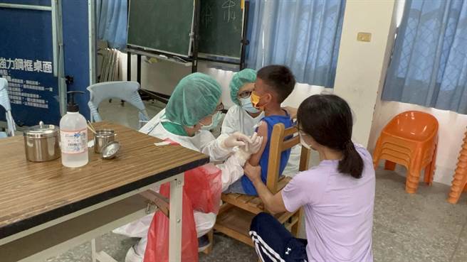 屏县学童疫苗4日共施打5校，195名学生接种，施打状况良好，没有异常。(屏县府提供)