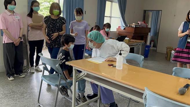 屏县学童疫苗4日共施打5校，195名学生接种，施打状况良好，没有异常。(屏县府提供)