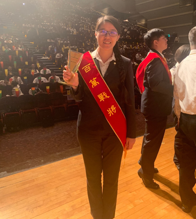 永庆房屋经纪人黄黛闵在疫情期间透过专人导览服务，依旧保持好成绩。(图/永庆房屋提供)