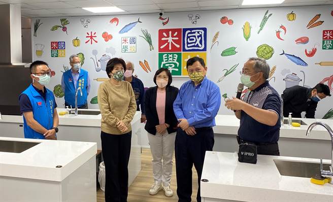 关山农会米国学校取得兴办事业许可，由台东县长饶庆铃亲颁发许可函，米国学校未来3栋仓库规划为住宿空间、乡村剧场及农村教育解说中心。（蔡旻妤摄）