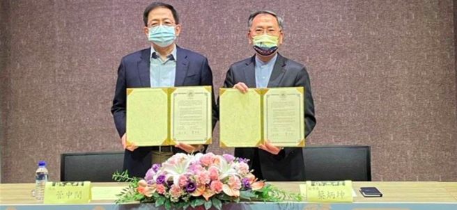 台北市副市長蔡炳坤（右）與台大校長管仲閔（左）共同簽約「文化資產合作」意向書，共創保存文資新篇章。（台北市文化局提供／張立勳台北傳真）