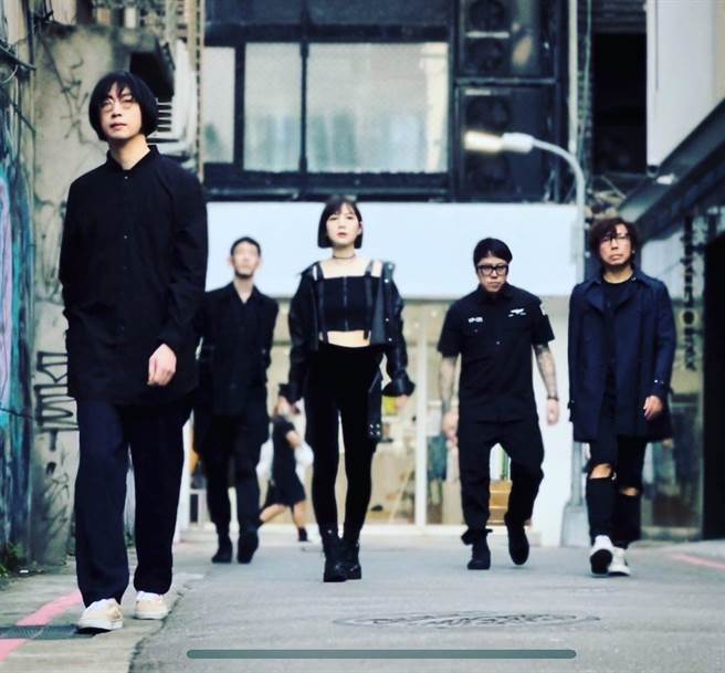 郭蘅祈与多位音乐人共组浮花乐队。（祈菩行提供）