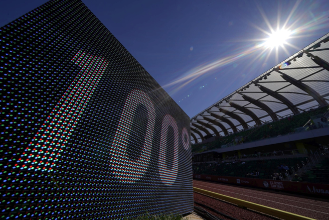 美國田徑場外達到華氏100度高溫。（美聯社資料照）